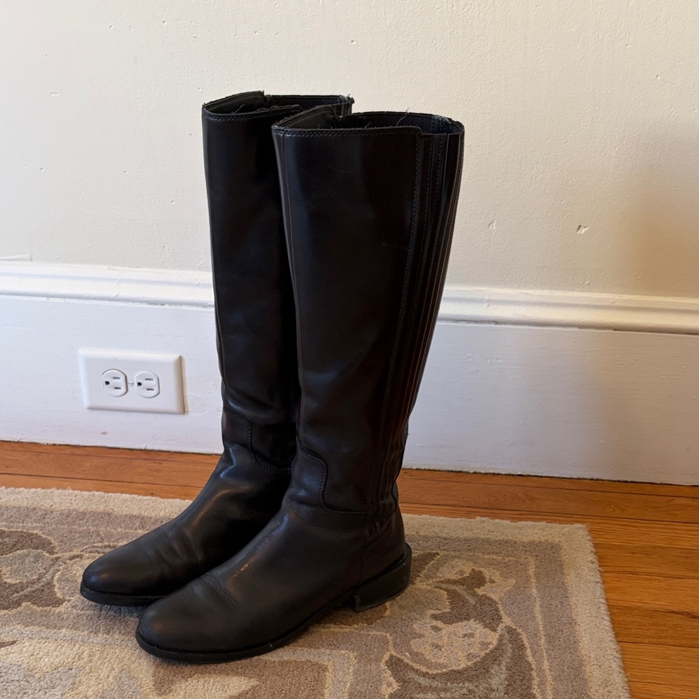 Black leather low heeled boots Clarks Women’s Size 8.5
